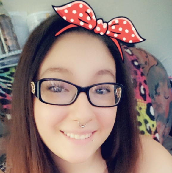 Meet your Posher, Taylor - Picture 1 of 6